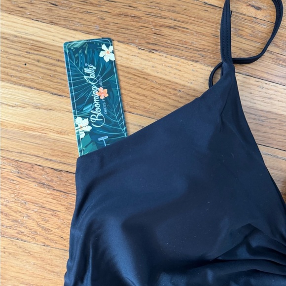 Timeless Black Bikini with Tie Details - Picture 7 of 7